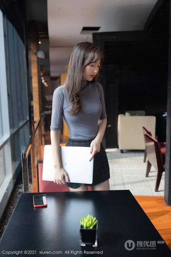 认真工作的女孩最美，女生嫩模唐安琪气质紧身职业装短裙袜装写真套图