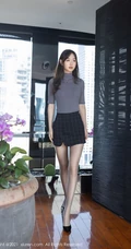 认真工作的女孩最美，女生嫩模唐安琪气质紧身职业装短裙袜装写真套图