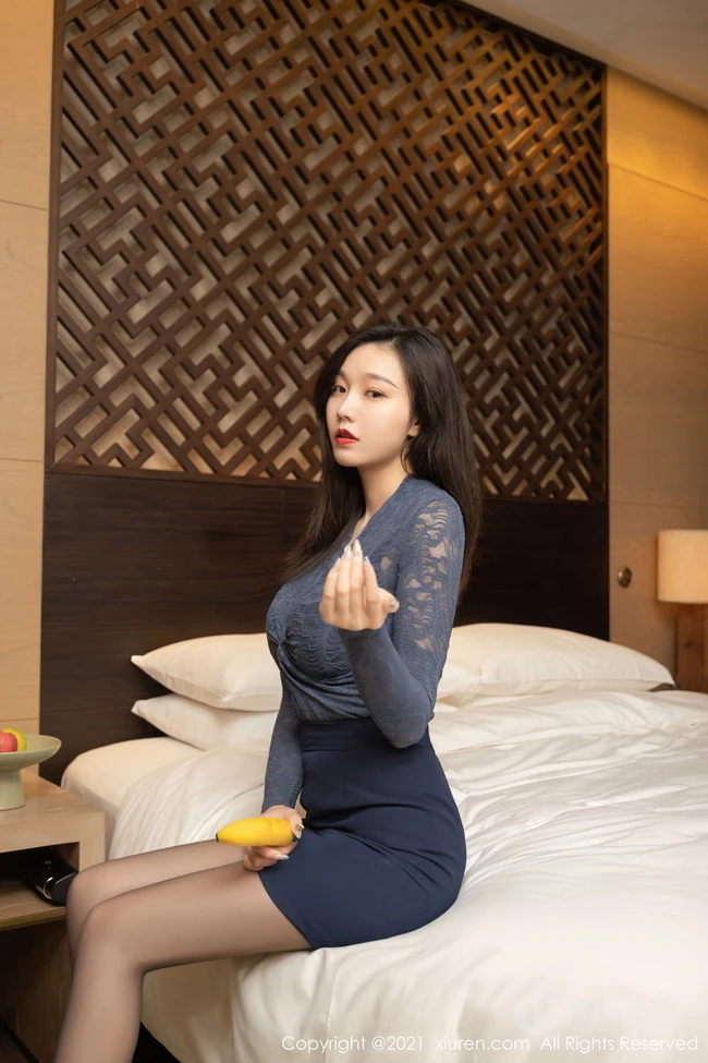 职业装专属气质时尚女生安然Maleah镂空衣黑裙深袜袜穿搭出差住店写真套图