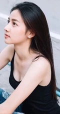 没有太多装饰，泰国清新气质素颜女生简单夏日穿搭街拍生活照片图集