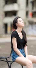 没有太多装饰，泰国清新气质素颜女生简单夏日穿搭街拍生活照片图集