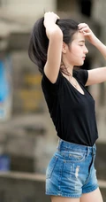 没有太多装饰，泰国清新气质素颜女生简单夏日穿搭街拍生活照片图集