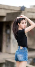 没有太多装饰，泰国清新气质素颜女生简单夏日穿搭街拍生活照片图集
