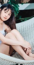 没有太多装饰，泰国清新气质素颜女生简单夏日穿搭街拍生活照片图集