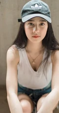 没有太多装饰，泰国清新气质素颜女生简单夏日穿搭街拍生活照片图集