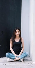 没有太多装饰，泰国清新气质素颜女生简单夏日穿搭街拍生活照片图集