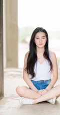 没有太多装饰，泰国清新气质素颜女生简单夏日穿搭街拍生活照片图集