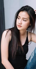 没有太多装饰，泰国清新气质素颜女生简单夏日穿搭街拍生活照片图集