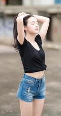 没有太多装饰，泰国清新气质素颜女生简单夏日穿搭街拍生活照片图集