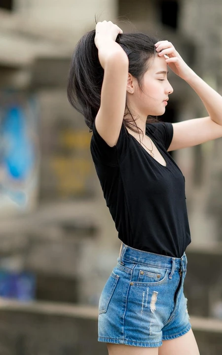 没有太多装饰，泰国清新气质素颜女生简单夏日穿搭街拍生活照片图集