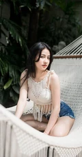 没有太多装饰，泰国清新气质素颜女生简单夏日穿搭街拍生活照片图集
