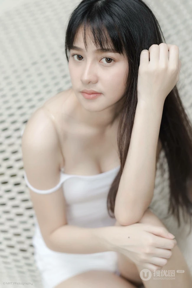 没有太多装饰，泰国清新气质素颜女生简单夏日穿搭街拍生活照片图集