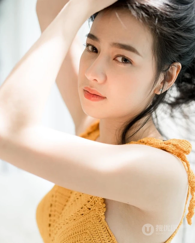 没有太多装饰，泰国清新气质素颜女生简单夏日穿搭街拍生活照片图集