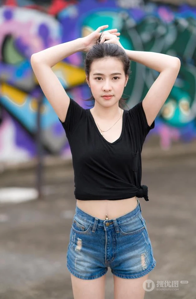 没有太多装饰，泰国清新气质素颜女生简单夏日穿搭街拍生活照片图集