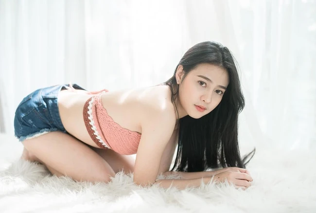 没有太多装饰，泰国清新气质素颜女生简单夏日穿搭街拍生活照片图集