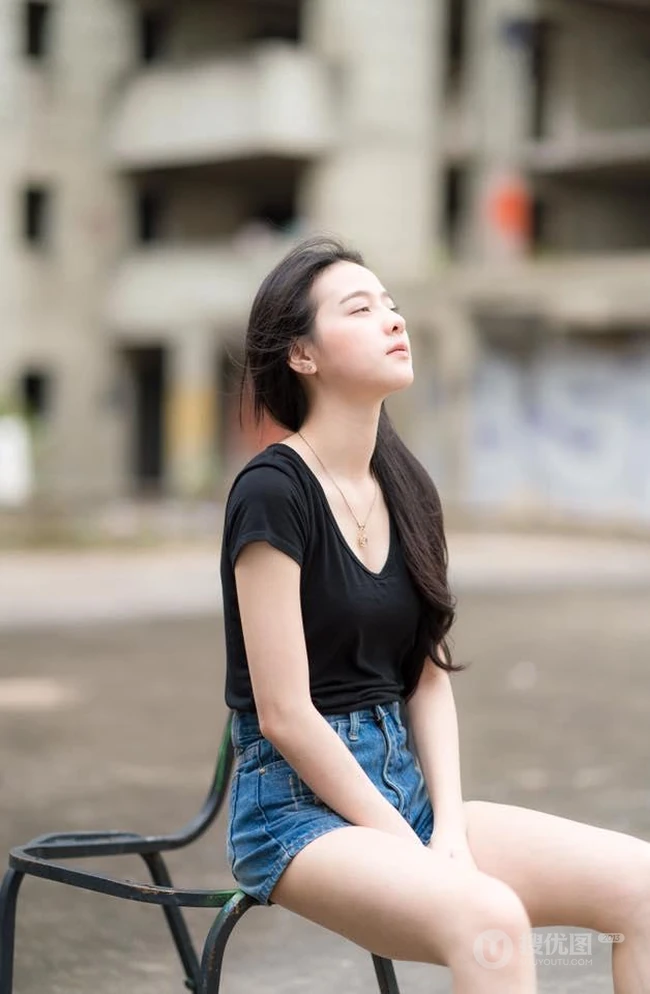 没有太多装饰，泰国清新气质素颜女生简单夏日穿搭街拍生活照片图集