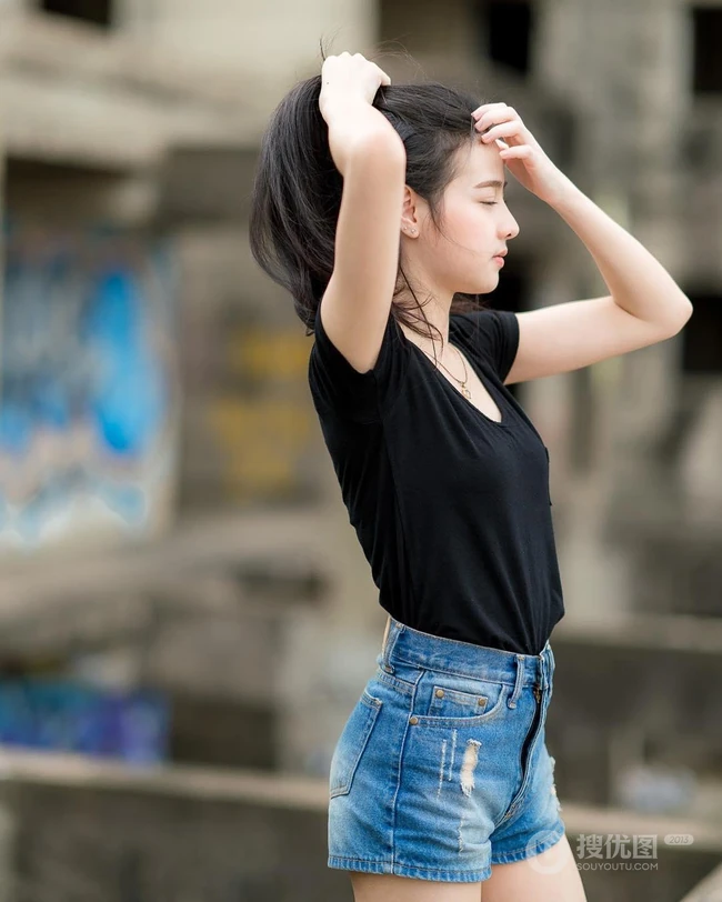没有太多装饰，泰国清新气质素颜女生简单夏日穿搭街拍生活照片图集