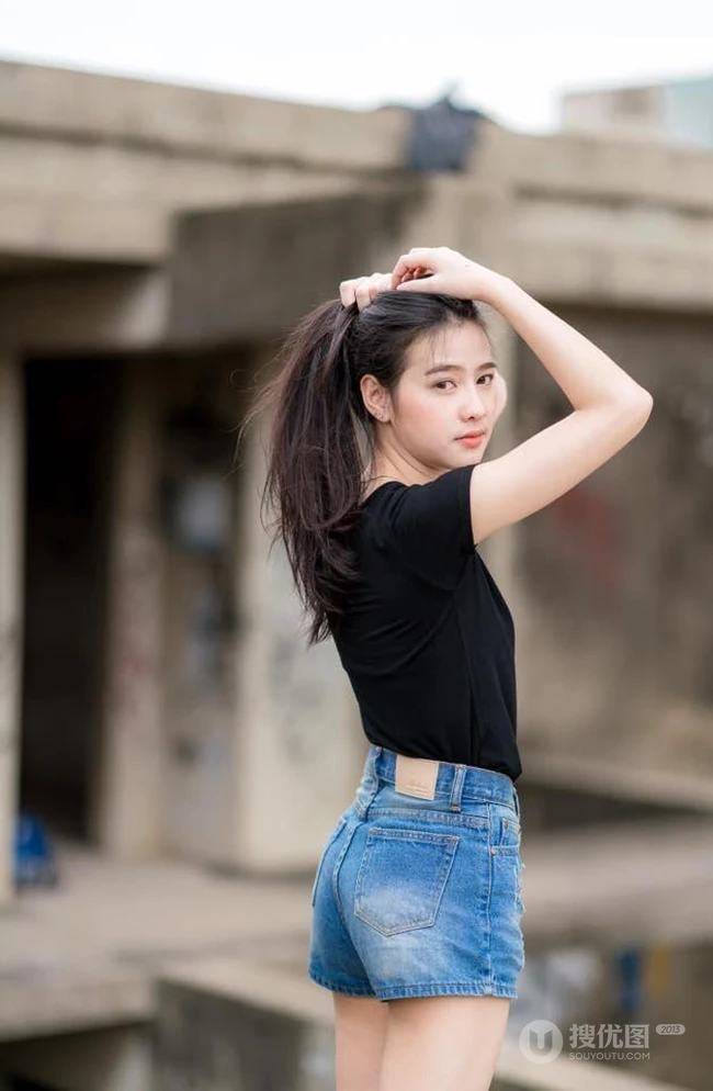 没有太多装饰，泰国清新气质素颜女生简单夏日穿搭街拍生活照片图集