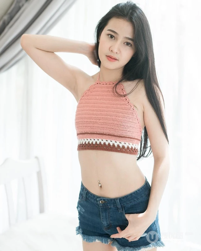 没有太多装饰，泰国清新气质素颜女生简单夏日穿搭街拍生活照片图集