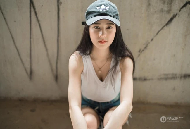 没有太多装饰，泰国清新气质素颜女生简单夏日穿搭街拍生活照片图集