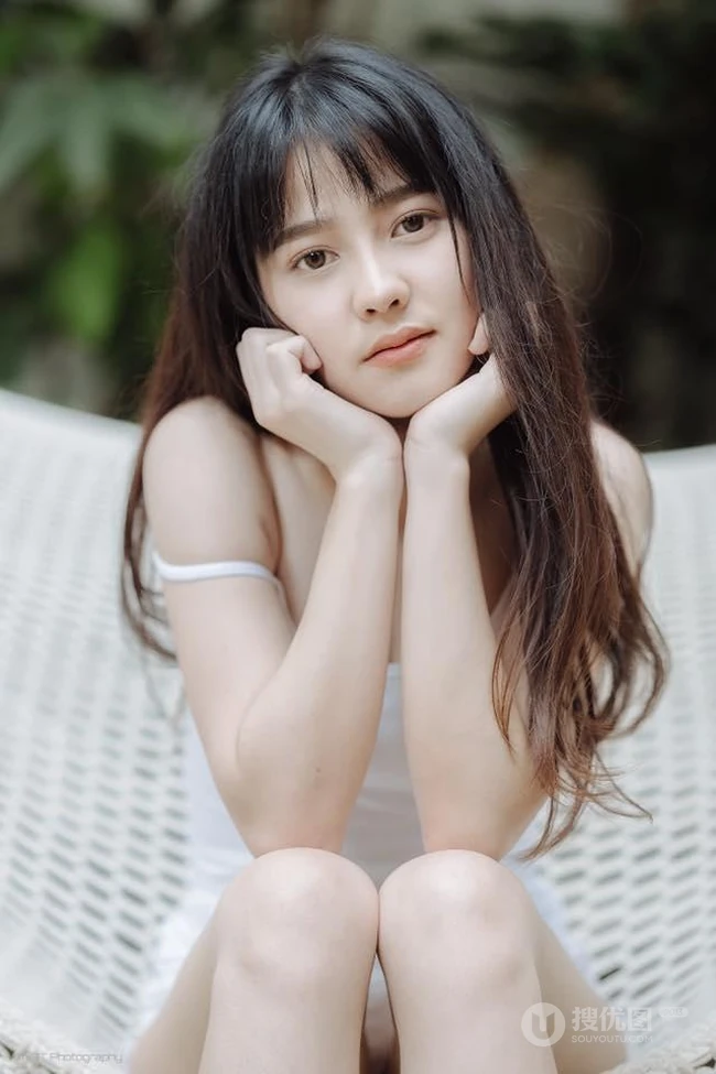 没有太多装饰，泰国清新气质素颜女生简单夏日穿搭街拍生活照片图集