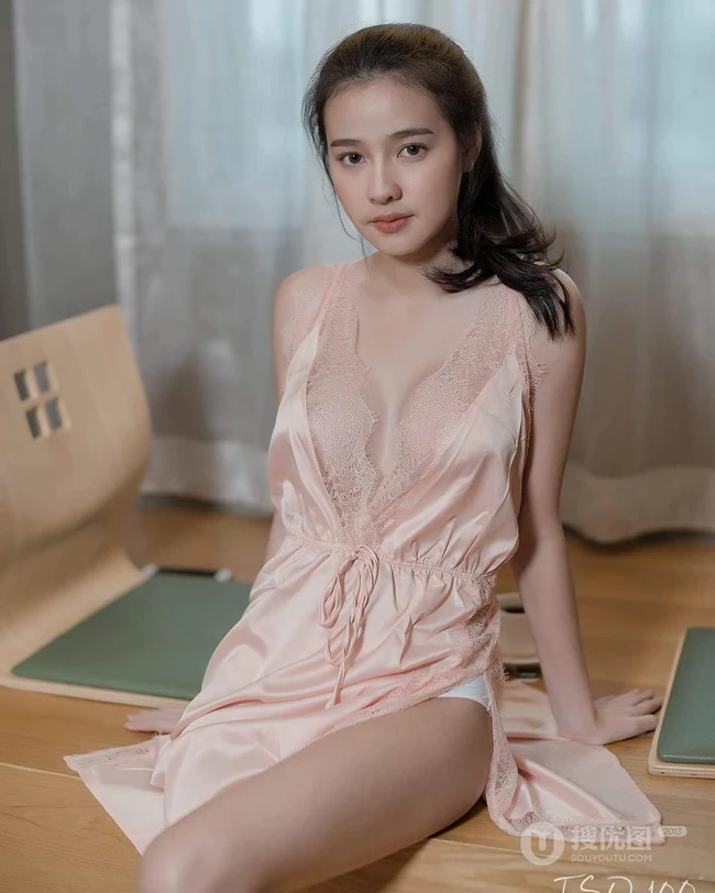 没有太多装饰，泰国清新气质素颜女生简单夏日穿搭街拍生活照片图集