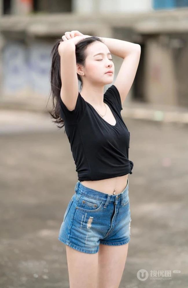 没有太多装饰，泰国清新气质素颜女生简单夏日穿搭街拍生活照片图集