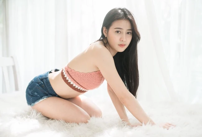 没有太多装饰，泰国清新气质素颜女生简单夏日穿搭街拍生活照片图集