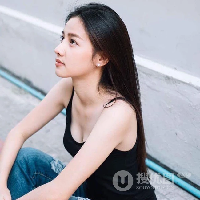 没有太多装饰，泰国清新气质素颜女生简单夏日穿搭街拍生活照片图集