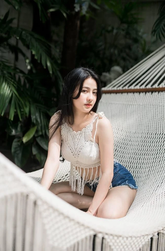 没有太多装饰，泰国清新气质素颜女生简单夏日穿搭街拍生活照片图集