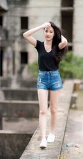 没有太多装饰，泰国清新气质素颜女生简单夏日穿搭街拍生活照片图集