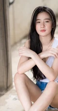 没有太多装饰，泰国清新气质素颜女生简单夏日穿搭街拍生活照片图集