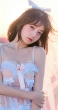 气质甜美短发婚纱蕾丝装少女仙气飘飘超美户外花草地写真图片