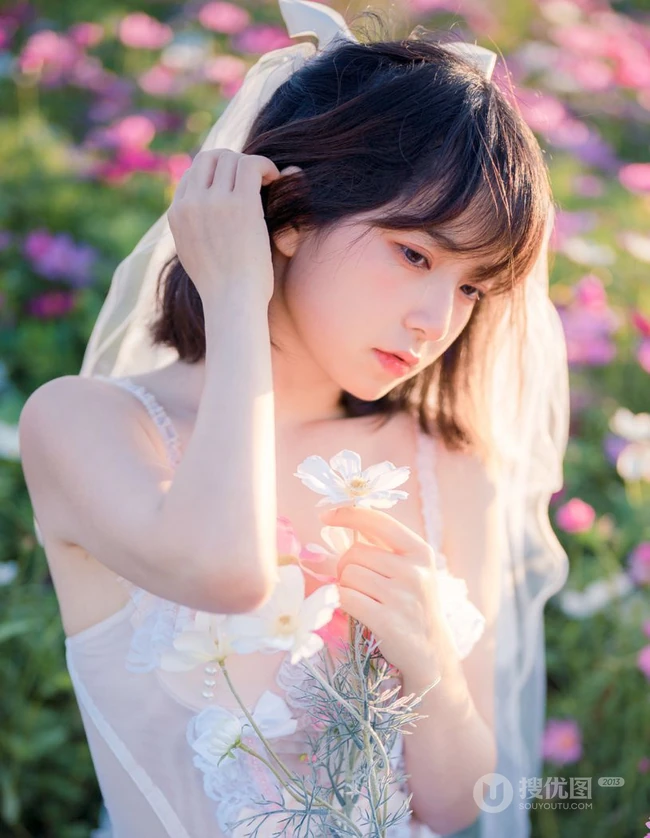 气质甜美短发婚纱蕾丝装少女仙气飘飘超美户外花草地写真图片