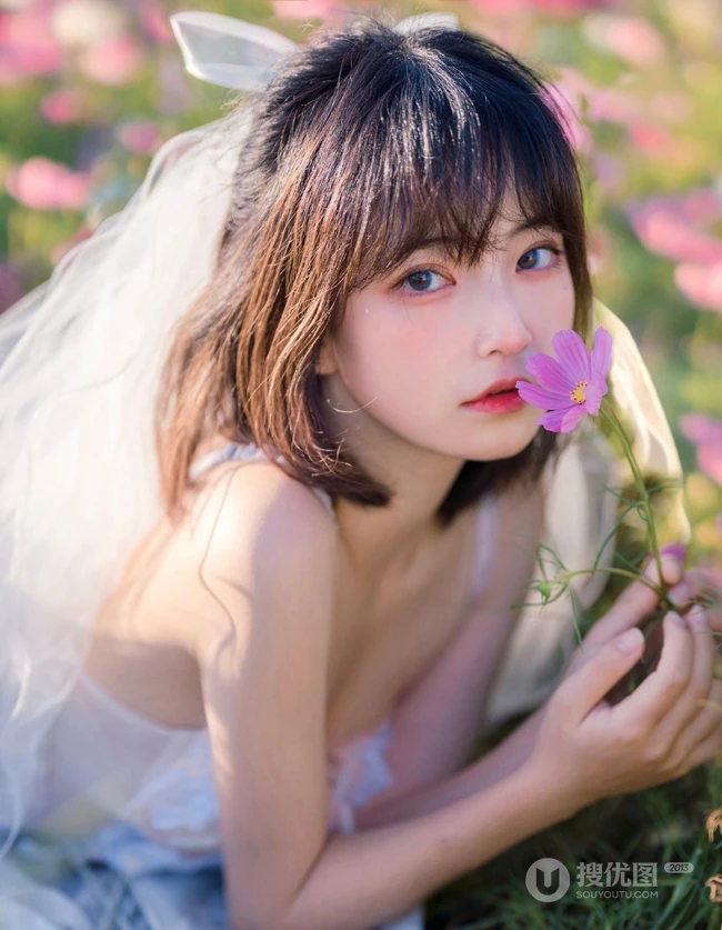 气质甜美短发婚纱蕾丝装少女仙气飘飘超美户外花草地写真图片