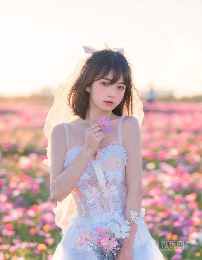 气质甜美短发婚纱蕾丝装少女仙气飘飘超美户外花草地写真图片