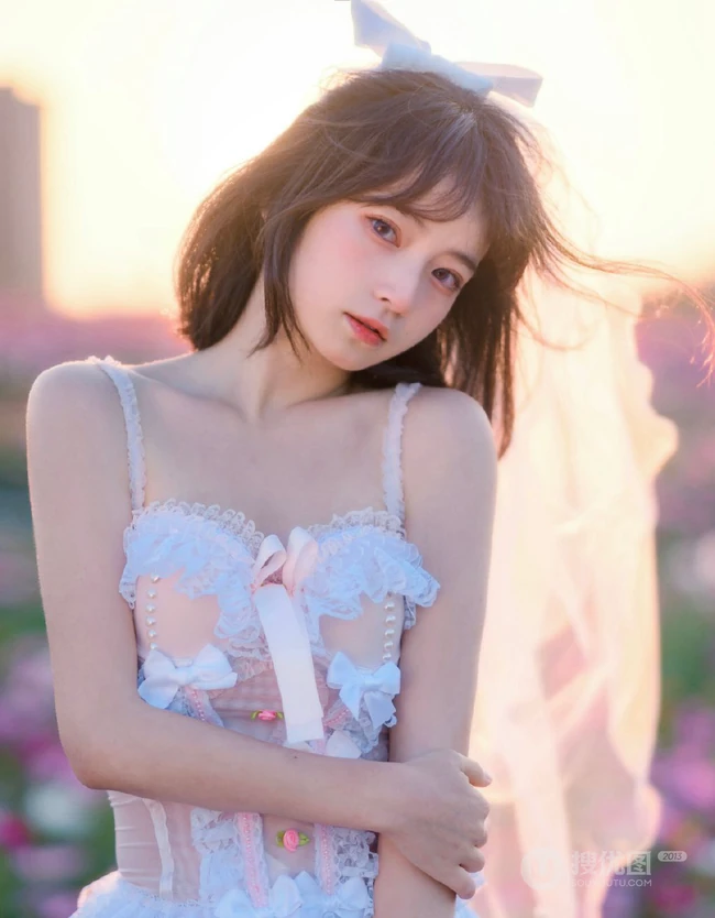 气质甜美短发婚纱蕾丝装少女仙气飘飘超美户外花草地写真图片