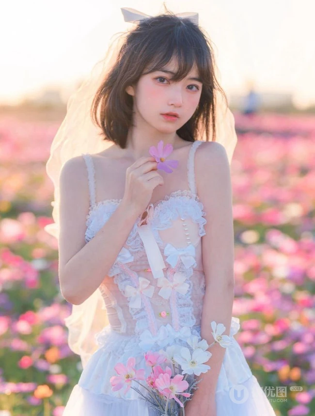 气质甜美短发婚纱蕾丝装少女仙气飘飘超美户外花草地写真图片