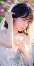 气质甜美短发婚纱蕾丝装少女仙气飘飘超美户外花草地写真图片