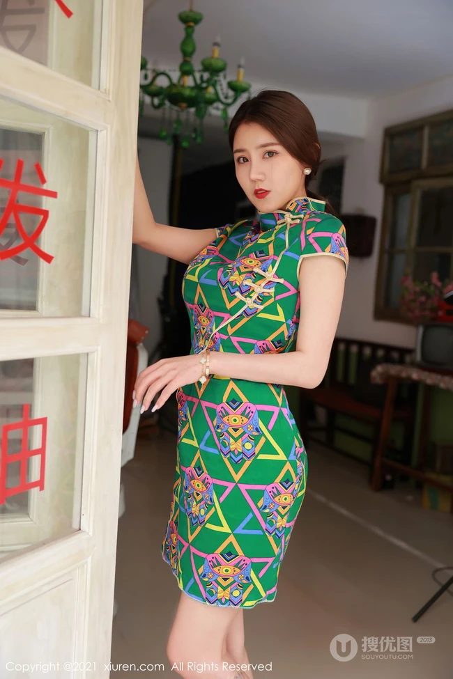 气质柔女生生夏西CiCi经典浪漫橄榄绿格纹印花旗袍穿搭姿态动人写真套图