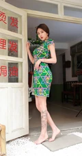 气质柔女生生夏西CiCi经典浪漫橄榄绿格纹印花旗袍穿搭姿态动人写真套图