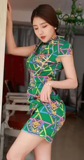 气质柔女生生夏西CiCi经典浪漫橄榄绿格纹印花旗袍穿搭姿态动人写真套图