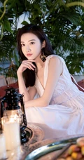 景甜清新白裙户外优雅甜美写真图片