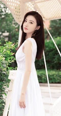 景甜清新白裙户外优雅甜美写真图片