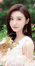 景甜清新白裙户外优雅甜美写真图片