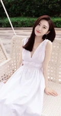 景甜清新白裙户外优雅甜美写真图片