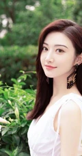景甜清新白裙户外优雅甜美写真图片
