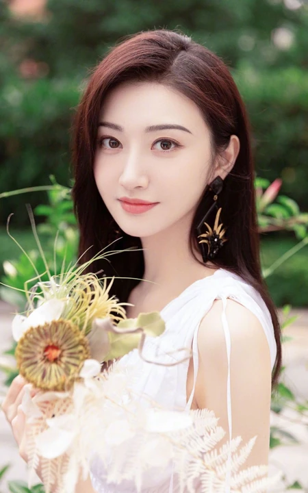 景甜清新白裙户外优雅甜美写真图片