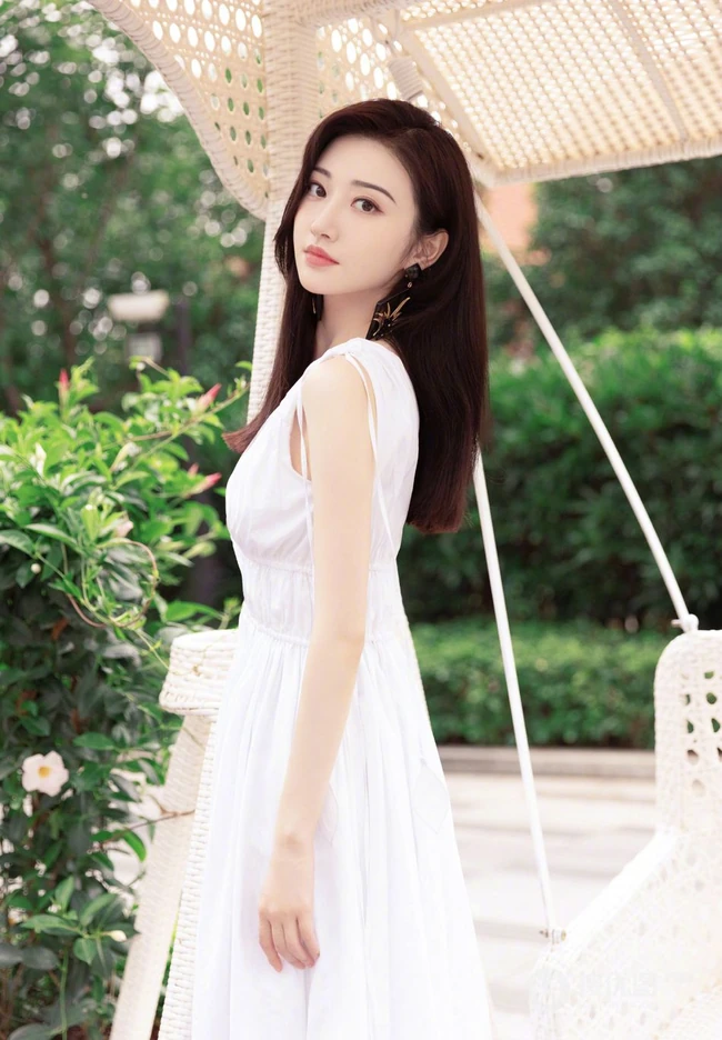 景甜清新白裙户外优雅甜美写真图片
