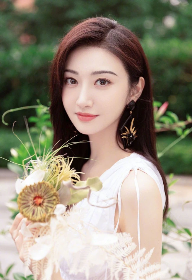 景甜清新白裙户外优雅甜美写真图片